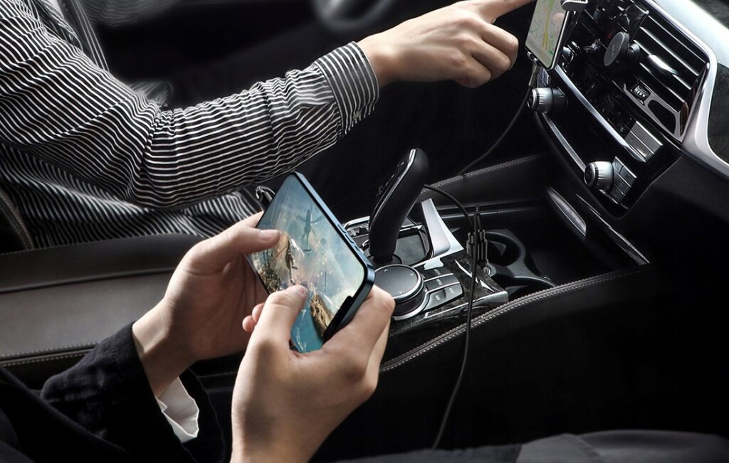 Biała ładowarka samochodowa Baseus Pro 2x USB o kompaktowych wymiarach