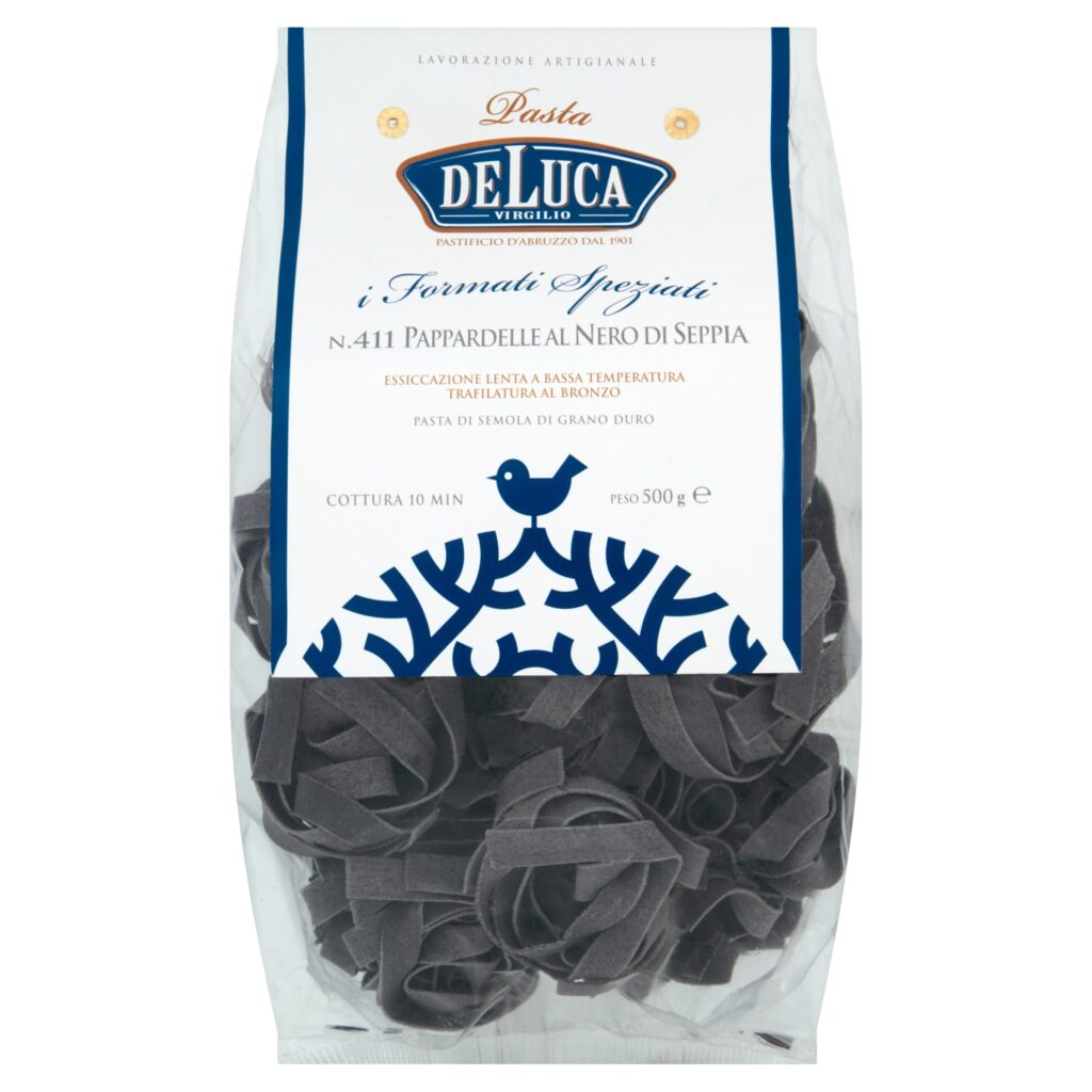 Plastikowa torebka czarnego makaronu Pappardelle De Luca 500g