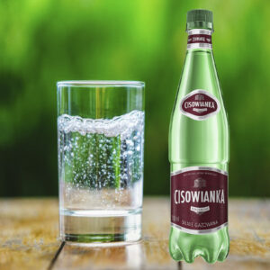 Zgrzewka dwunastu butelek PET wody mineralnej Cisowianka Silnie Gazowana 700ml